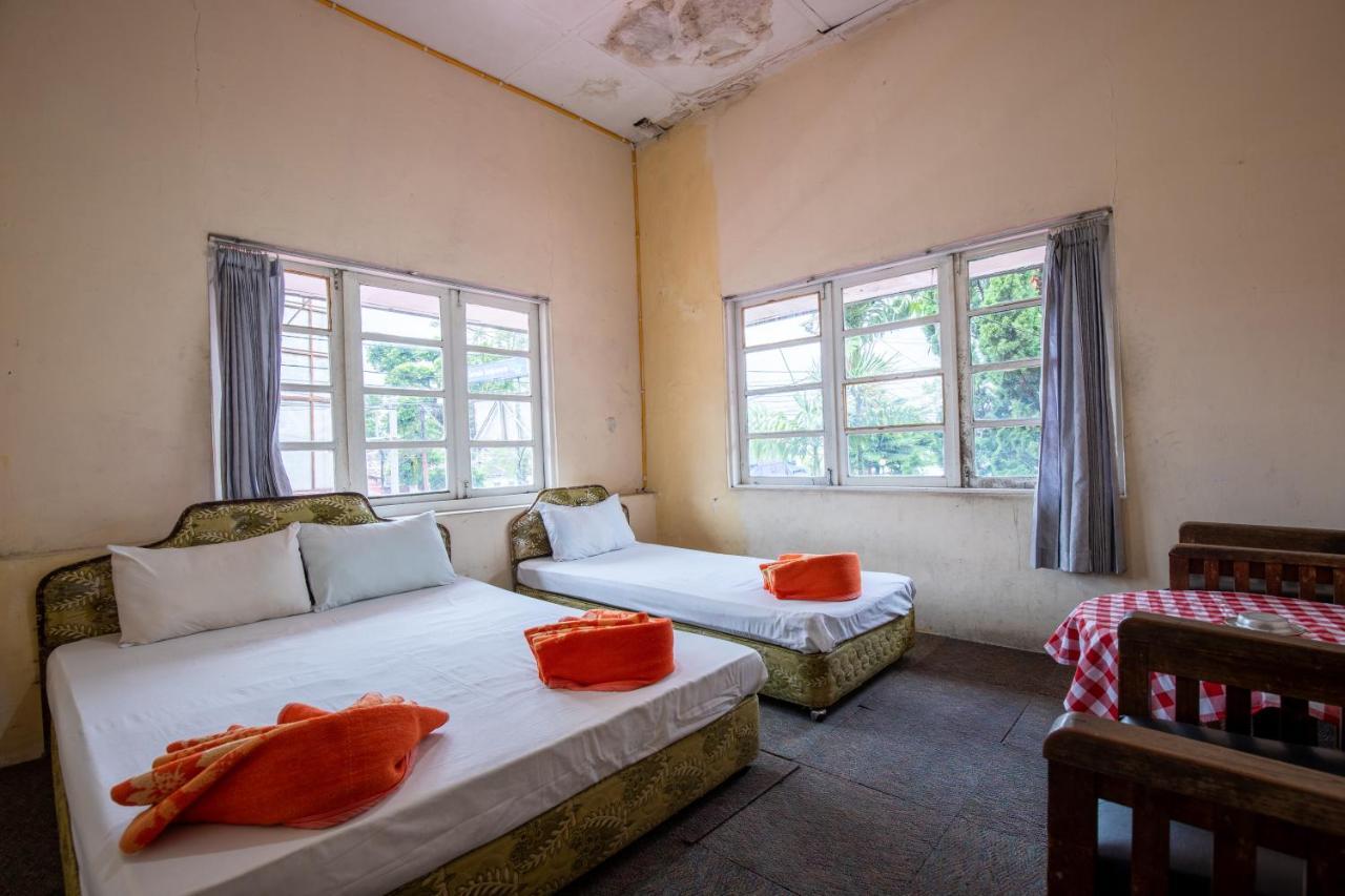 Hotel Jogja Букитинги Екстериор снимка
