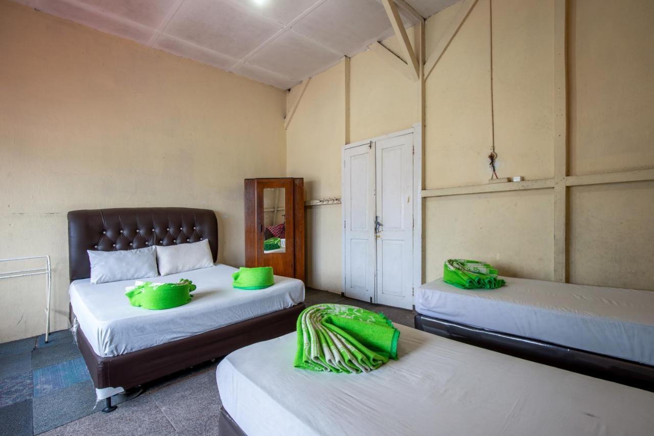 Hotel Jogja Букитинги Екстериор снимка
